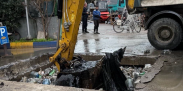 Rama nga Shkozeti: Kështu është kur hedhim plehra e shishe plastike në anët e rrugëve