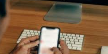 Përndiqte 37-vjeçaren në rrjetet sociale, arrestohet i riu në Tiranë, në telefon i gjenden…