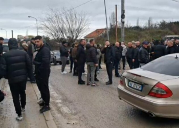 Rruga e rrezikshme e Luzit çon banorët në protestë: Çdo ditë kalojmë me frikë në trotuare