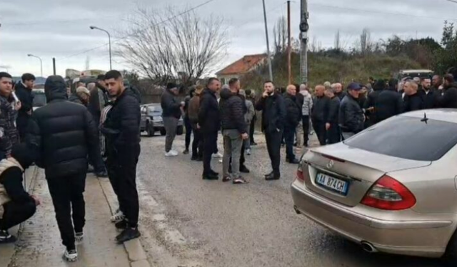 Rruga e rrezikshme e Luzit çon banorët në protestë: Çdo ditë kalojmë me frikë në trotuare