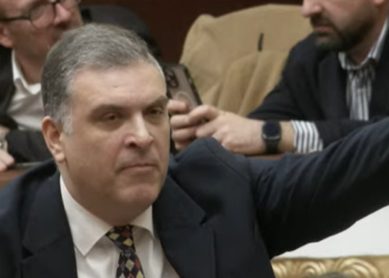 “Prangosët një minoren!”, Blushi në Kuvend: Ministre Koçiu, pse arrestove protestuesit paqësor