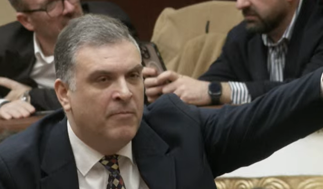 “Prangosët një minoren!”, Blushi në Kuvend: Ministre Koçiu, pse arrestove protestuesit paqësor