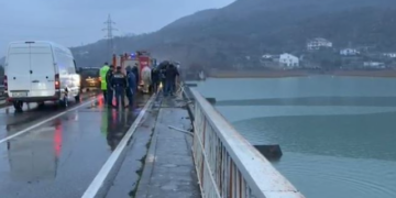 Makina përfundoi në liqenin e Vaut të Dejës, arrestohet shoferi, gjendja e të plagosurve