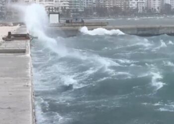 Dallgët arrijnë deri në 7 ballë/ Pezullohet lundrimi në Vlorë, anullohen udhëtimet drejt Italisë
