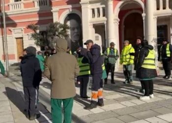 Arrihet marrëveshja me bashkinë, punonjësit e Gjelbërimit në Vlorë rikthehen në punë pas protestës