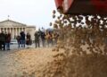 Francë: Fermerët zbrazin patatet në qendër të Parisit