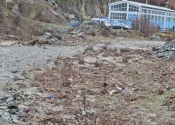 Kukës/ Rrëshqitja e dherave “paralizon” qarkullimin dhe izolon katër familje në fshatin Cernaleva