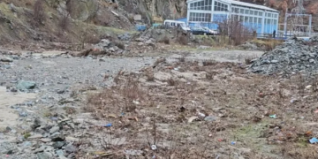 Kukës/ Rrëshqitja e dherave “paralizon” qarkullimin dhe izolon katër familje në fshatin Cernaleva