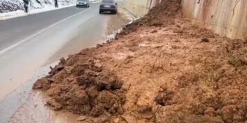 Rrëshqitje dherash dhe inertesh në Rrugën e Arbrit, bllokohet qarkullimi i mjeteve në një korsi