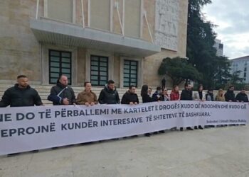 Me pankarta , “Shqipëria Bëhet” para Kryeministrisë, paralajmërojnë protestë: Nesër në orën 18:00