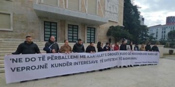 Me pankarta , “Shqipëria Bëhet” para Kryeministrisë, paralajmërojnë protestë: Nesër në orën 18:00