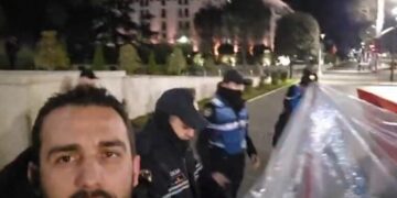 “Shqipëria Bëhet” para Kryeministrisë, Policia i merr “çadrën” e plastmasit, Lapaj: E morët armën