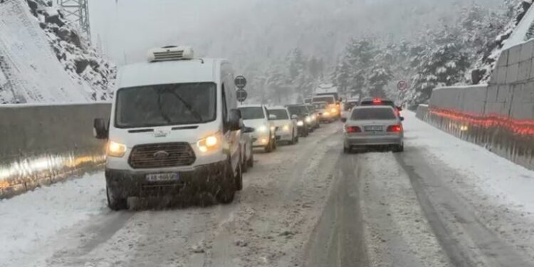 Probleme në Rrugën e Arbrit, disa makina dalin nga rruga dhe përfundojnë në kanal