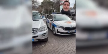 Burg për parkimin dysh, Braçe nxjerr foton e “shkelësit” të parë, është një…makinë policie