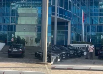 Ambasadori holandez mbërrin në SPAK, pritet takimi i parë me Klodjan Brahon