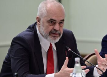 Rama mbledh kryetarët e bashkive në Golem, zbardhet axhenda