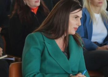 Rama me batuta ndaj kryebashkiakes së Dimalit: “Ne pa 4 fëmijë s’duhet ta kapim telefonin”