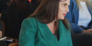 Rama me batuta ndaj kryebashkiakes së Dimalit: “Ne pa 4 fëmijë s’duhet ta kapim telefonin”