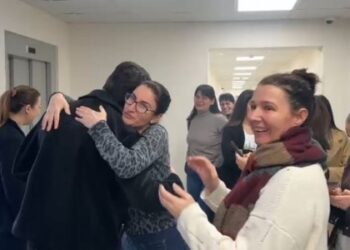 U shkarkua pse mbështeti punonjësit,përcillet me brohoritje ,lotë dhe përqafime nga vartësit