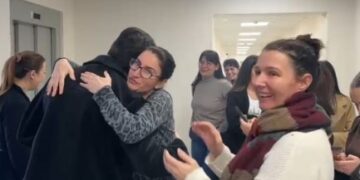 U shkarkua pse mbështeti punonjësit,përcillet me brohoritje ,lotë dhe përqafime nga vartësit