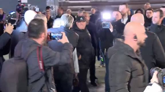 Nis Foltorja e 6-të, Berisha i bashkohet protestuesve të opozitës në sheshin para Kryeministrisë