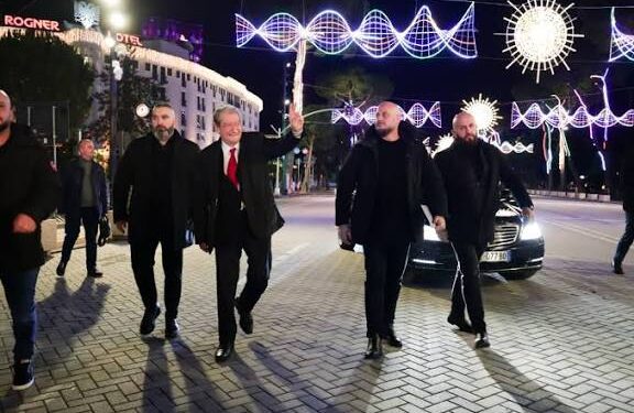 Përfundon Foltorja e PD, Berisha largohet në këmbë në bulevardin “Dëshmorët e Kombit”