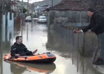 Përmbytje në ish-Kënetën e Durrësit, banori lëviz me gomone