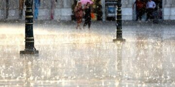 Moti i keq në vend: reshje të lehta në Elbasan, përmbyten dy shtëpi në Belsh