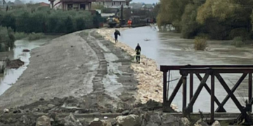 BLLOKOHET AKSI I VJETËR LEVAN-VLORË/ Përmbytjet sjellin devijimin e qarkullimit drejt autostradës