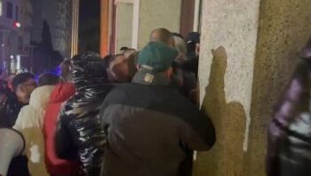 Përmbytjet masive, banorët protestojnë para dyerve të bashkisë së Durrësit, përplasen me policinë