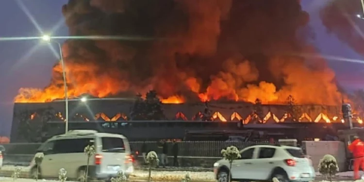 Zjarr i madh në një fabrikë në Gjakovë, dëme të konsiderueshme materiale