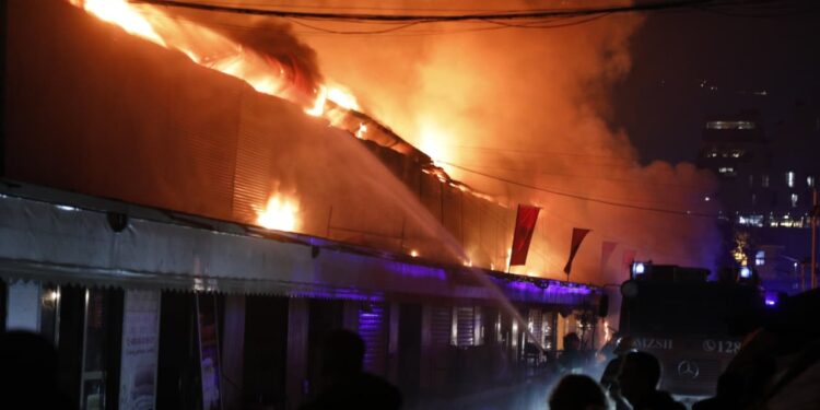 Zjarri shkatërron tregun “5 Maji”, ushtria në vendngjarje