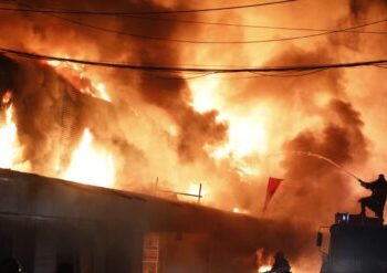 Zjarr i madh në tregun e “5 Majit”, digjen mbi 50 magazina