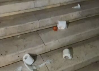 Protesta në Durrës, banorët domate dhe letra higjenike drejt godinës së Bashkisë