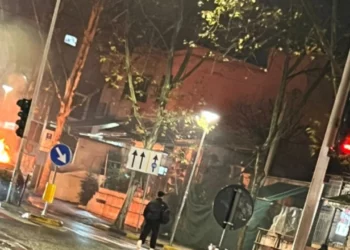 Përfshihet nga flakët një makinë në kryeqytet, nuk raportohet për të lënduar