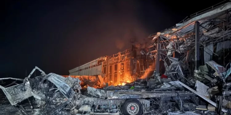 Sulmet ruse në Ukrainë lënë qindra mijëra pa energji dhe në të ftohtë