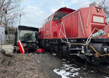 Treni përplaset me autobusin në Hamburg, një i vdekur dhe dhjetë të plagosur