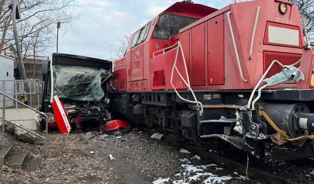 Treni përplaset me autobusin në Hamburg, një i vdekur dhe dhjetë të plagosur