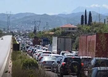 Rikthehet kaosi në aksin Tiranë-Elbasan, radhë kilometrike automjetesh