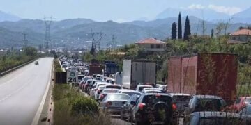 Rikthehet kaosi në aksin Tiranë-Elbasan, radhë kilometrike automjetesh
