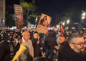 “Shqipëria Bëhet” proteston para Kryeministrisë me pankarta ironizuese ndaj Ramës dhe Ballukut