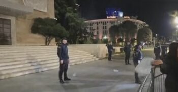 Tensionohet situata në protestën para Kryeministrisë, hidhet miell drejt policëve