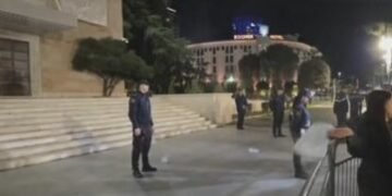 Tensionohet situata në protestën para Kryeministrisë, hidhet miell drejt policëve