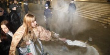 “Mielli për policët, simbol për kartelët” – Lapaj: Kryeministria e blinduar, asnjë lule s’u prek