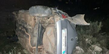 Sarandë, humb kontrollin automjeti dhe del nga rruga, plagosen dy të rinj