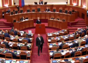 Sesioni i ri parlamentar nis mes debateve dhe tensioneve politike