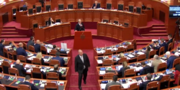 Sesioni i ri parlamentar nis mes debateve dhe tensioneve politike