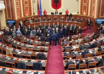 Bardhi kërkon largimin e Ballukut, opozita bllokon foltoren në Kuvend