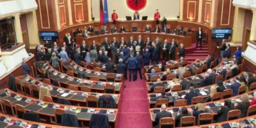 Bardhi kërkon largimin e Ballukut, opozita bllokon foltoren në Kuvend