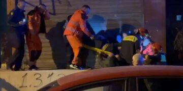 U rrëzua nga kati i 6 dhe mbeti i varur jashtë pallatit, 55-vjeçari shpëtohet nga zjarrfikësit